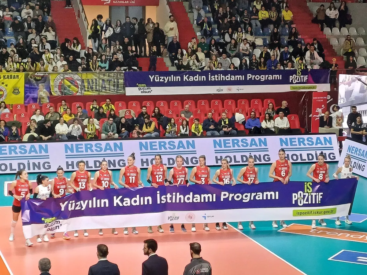 Türk Hava Yolları kadın voleybol takımı, Burhan Felek Voleybol Salonu'nda maç öncesi seremonide