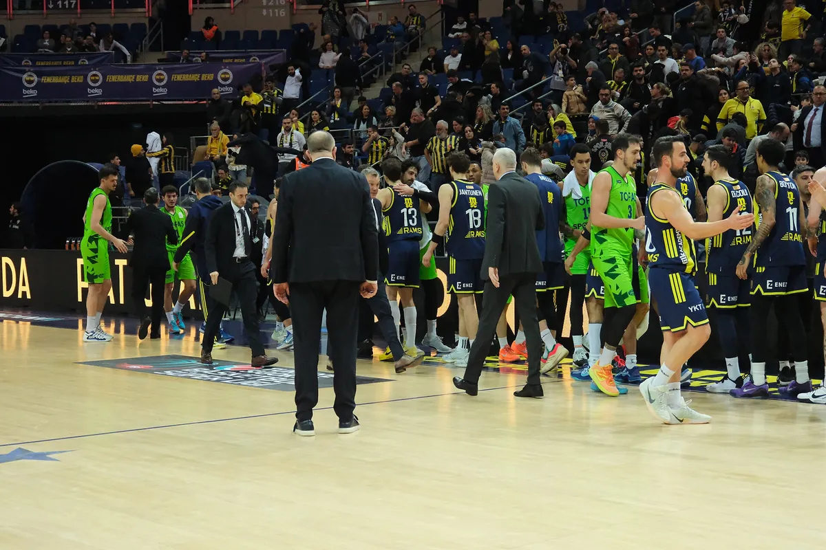 Tofaş oyuncuları, bir Basketbol Süper Ligi deplasman maçı öncesinde sahada toplanmış