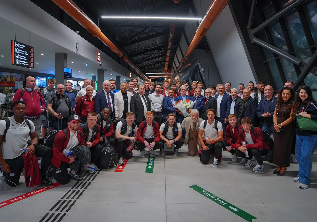 Drogheda United kafilesi, Trabzon Havalimanı’nda Trabzonspor yöneticileri ve taraftarlarla birlikte toplu fotoğrafta