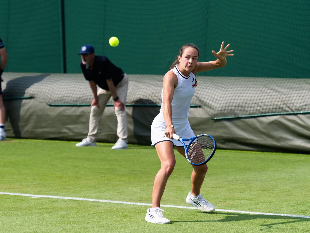 Zeynep Sönmez, Wimbledon elemelerindeki bir maçta çimde topa vuruyor
