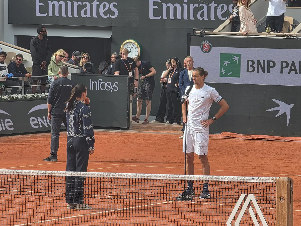 Alexander Zverev, 2026 Roland Garros'ta maç sonrası kortta röportaj veriyor