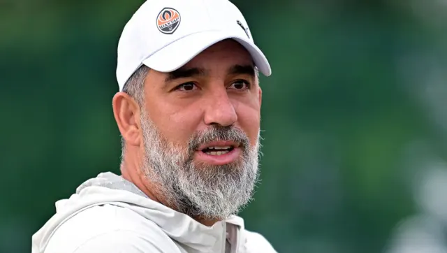 Shakhtar Donetsk şapkası takan Arda Turan, antrenmanda gülümseyerek konuşuyor