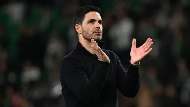 Mikel Arteta siyah kazağıyla tribünleri alkışlıyor