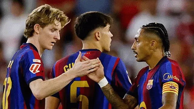 Barcelonalı futbolcular maç sırasında tokalaşıyor, sağda kaptan pazubendiyle Raphinha