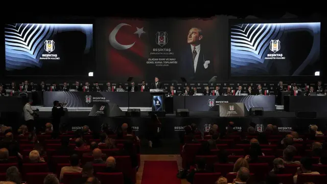 Beşiktaş'ın Haliç Kongre Merkezi'ndeki olağan idari ve mali genel kurulu; kürsüde konuşmacı, arkada Türk bayrağı ve Atatürk portresi, salonda kırmızı koltuklarda üyeler