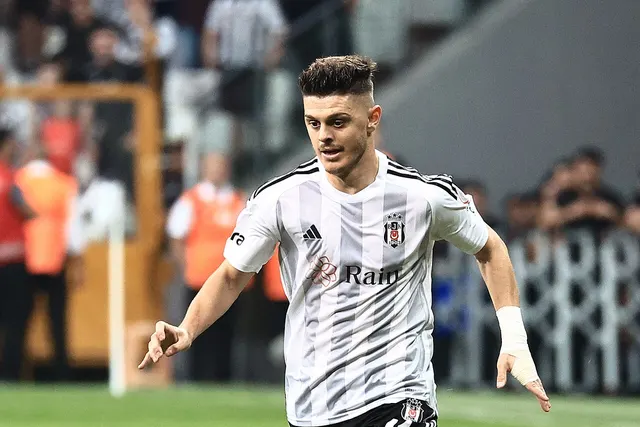 Beşiktaş formalı Milot Rashica, sahada topla ilerliyor
