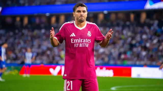 Brahim Díaz, Real Madrid'in pembe 21 numaralı deplasman formasıyla kollarını iki yana açmış hâlde sahada
