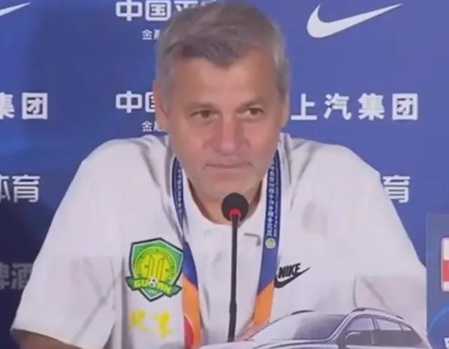 Bruno Genesio, 2020'de Beijing Guoan'ın teknik direktörüyken bir basın toplantısında