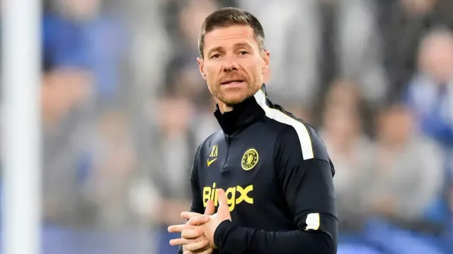 Chelsea Teknik Direktörü Xabi Alonso, siyah antrenman üstüyle sahada ellerini birleştirmiş bekliyor