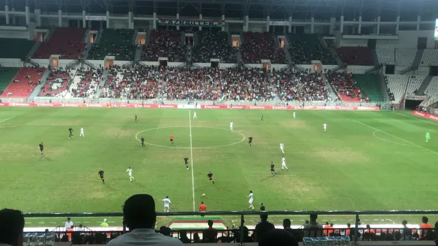 Diyarbakır Stadyumu'nda gece oynanan bir maçta tribünler ve saha