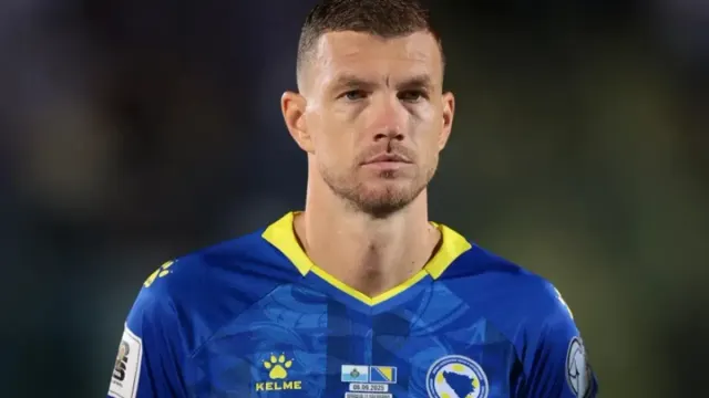 Edin Dzeko, Bosna Hersek'in mavi formasıyla San Marino maçı öncesinde (2025)