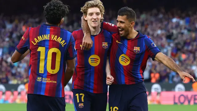 Barcelonalı Lamine Yamal, Anthony Gordon ve Rodri gol sevincinde birbirine sarılıyor