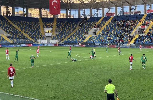 Gençlerbirliği'nin kırmızı formalı oyuncuları, Ankara'da yeşil formalı rakiplerine karşı oynanan maçta sahada