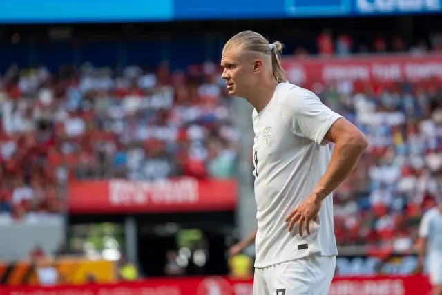 Erling Haaland, Norveç'in beyaz formasıyla sahada eli belinde bekliyor