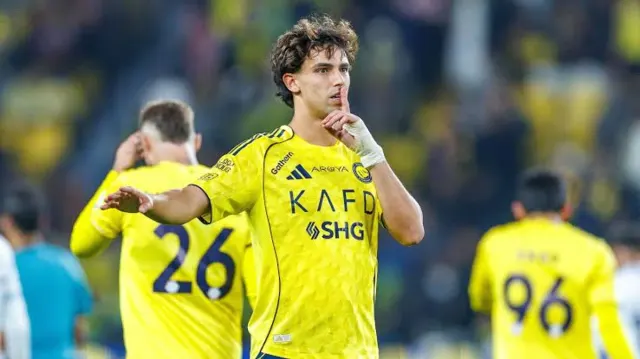 Al-Nassr'ın sarı formasıyla João Félix, parmağını dudağına götürerek sessizlik işareti yapıyor