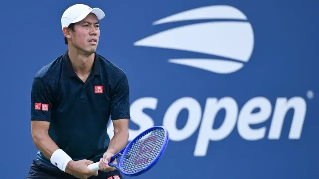 Beyaz şapkalı ve lacivert tişörtlü Kei Nishikori, ABD Açık’ta raketiyle rakibini beklerken