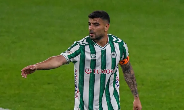 Konyaspor'un yeşil-beyaz formalı kaptanı Adil Demirbağ sahada takım arkadaşlarına yön veriyor