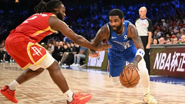 Dallas Mavericks formalı Kyrie Irving, Makao'da Houston Rockets'a karşı hazırlık maçında topu sürüyor