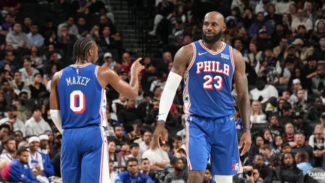 23 numaralı mavi Philadelphia 76ers formalı LeBron James, Tyrese Maxey ile konuşurken sahada duruyor