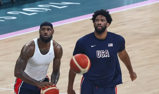 LeBron James ve Joel Embiid, 2024 Paris Olimpiyatları'nda ABD Milli Takımı'nın ısınmasında