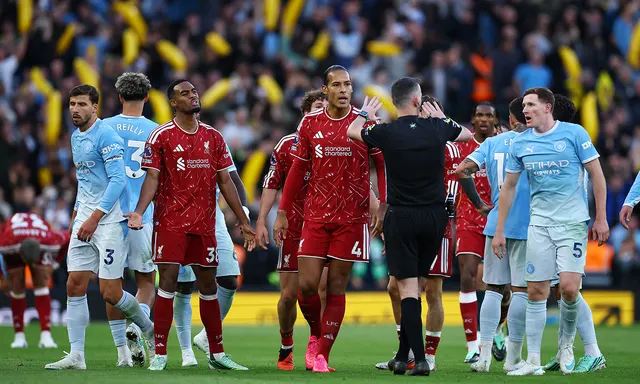 Anfield'da Liverpool ve Manchester City oyuncuları hakemin çevresinde tartışıyor