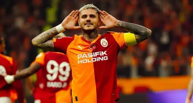 Galatasaray formalı Mauro Icardi, kulaklarına doğru ellerini götürerek taraftarı selamlıyor