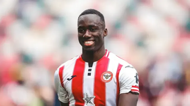 Brentford formalı Michael Kayode, sahada gülümsüyor