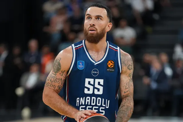 Mike James, 55 numaralı lacivert Anadolu Efes formasıyla bir EuroLeague maçında serbest atış kullanmaya hazırlanıyor