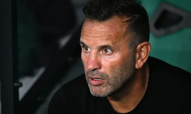 Galatasaray Teknik Direktörü Okan Buruk basın toplantısında gazetecilerin sorularını yanıtlıyor