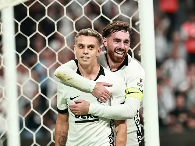 Leandro Trossard ve Orkun Kökçü sarılarak gol sevinci yaşıyor