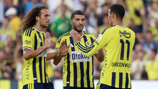 Fenerbahçe'nin sarı-lacivert formalı oyuncuları gol sonrası birbirini tebrik ediyor