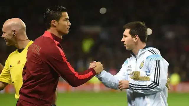 Cristiano Ronaldo ve Lionel Messi, bir maç öncesi sahada el sıkışıyor