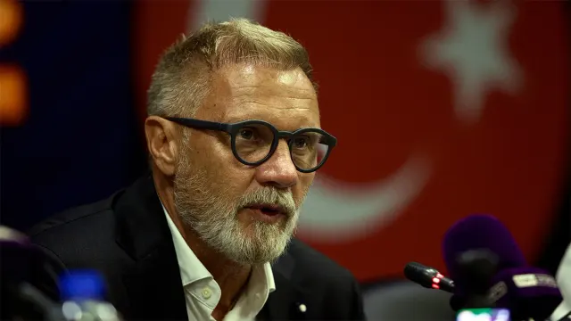 Samsunspor Teknik Direktörü Thorsten Fink gözlüğüyle basın toplantısında konuşuyor