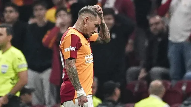 Galatasaray formalı Lucas Torreira, kırmızı kart sonrası elini başına götürerek sahayı terk ediyor