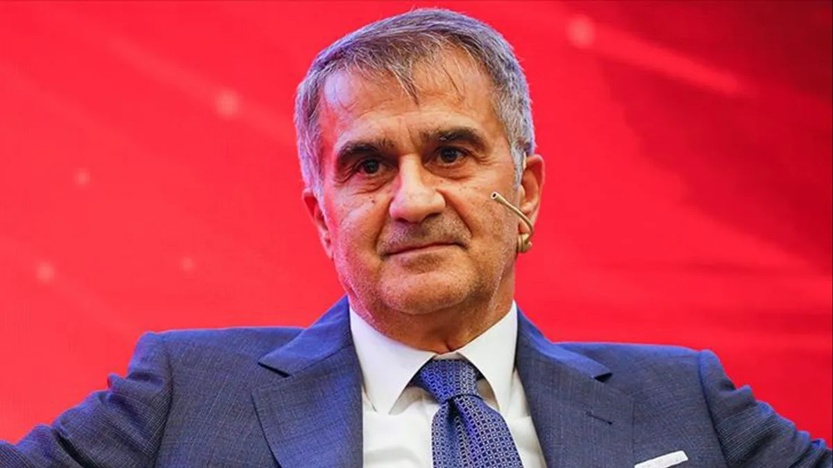 Şenol Güneş, A Milli Takım için futbol direktörlüğü gündemde olurken kenarda takımına yön veriyor