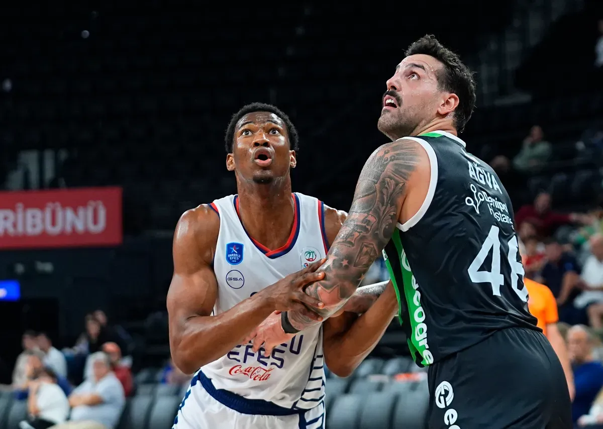 Anadolu Efes ve Denizli Basket oyuncuları potanın altında ribaunt için pozisyon alıyor