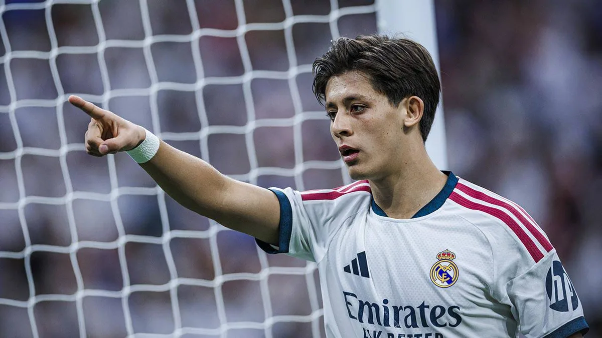 Real Madrid formalı Arda Güler, kale ağlarının önünde parmağıyla bir yeri işaret ediyor