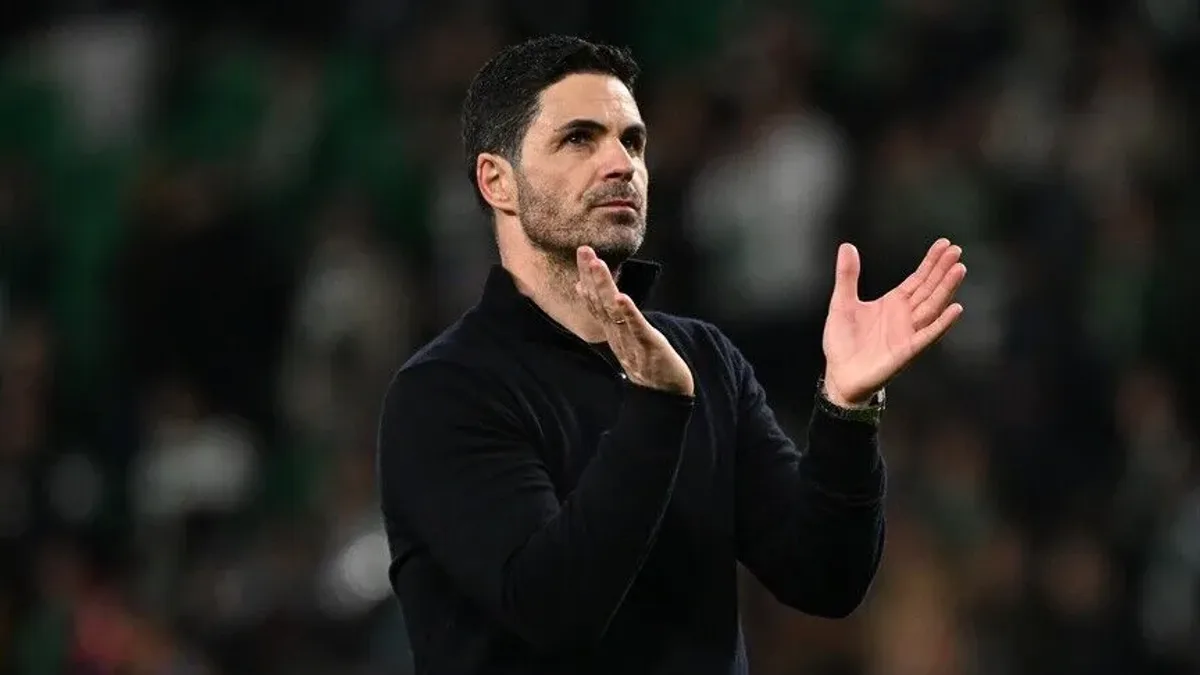 Mikel Arteta siyah kazağıyla tribünleri alkışlıyor