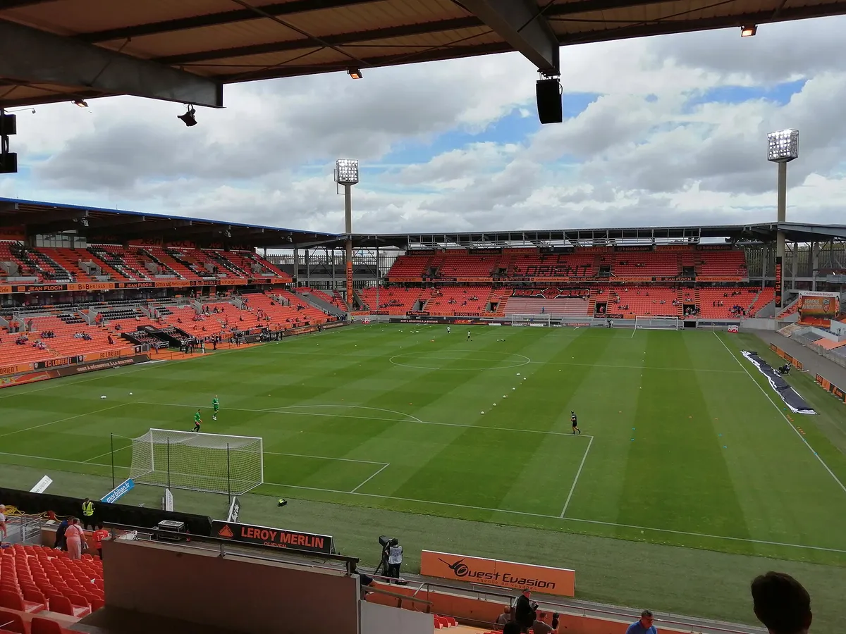 Lorient'in sahası Stade du Moustoir'da turuncu koltuklu tribünler ve çim saha