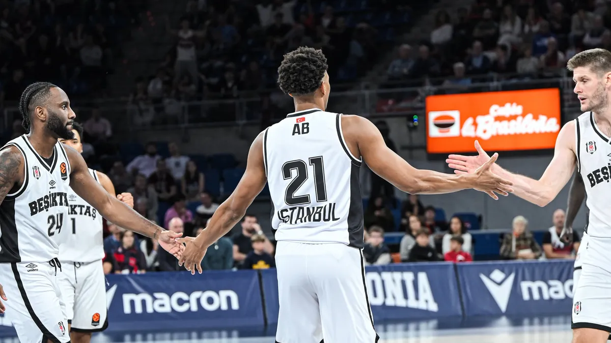 Beşiktaş basketbol oyuncuları Baskonia maçında 21 numaralı takım arkadaşıyla çak yapıyor
