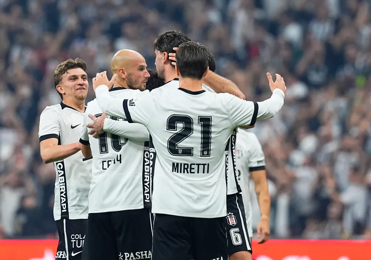 Beşiktaş oyuncuları beyaz formalarıyla Kocaelispor maçında gol sevincini birlikte kutluyor