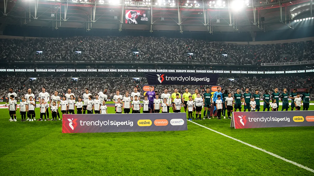 Tüpraş Stadyumu'nda Beşiktaşlı ve Kocaelisporlu futbolcular maç öncesi saha ortasında sıraya girdi