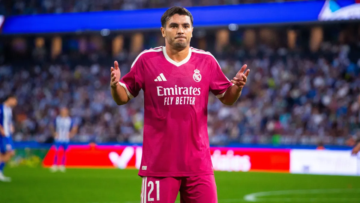 Brahim Díaz, Real Madrid'in pembe 21 numaralı deplasman formasıyla kollarını iki yana açmış hâlde sahada