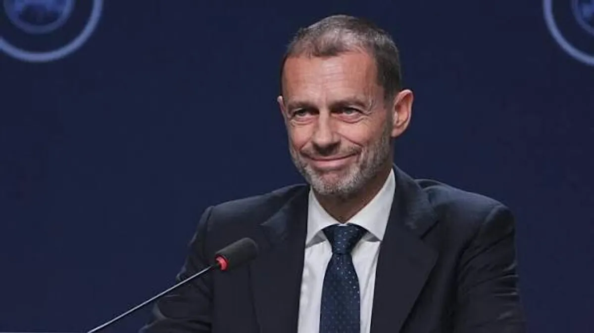 UEFA Başkanı Aleksander Ceferin basın toplantısında gülümseyerek konuşuyor