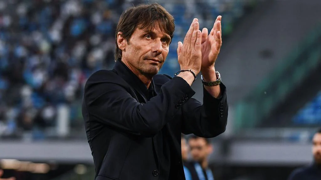 Antonio Conte, siyah ceketiyle stadyumda tribünü alkışlıyor