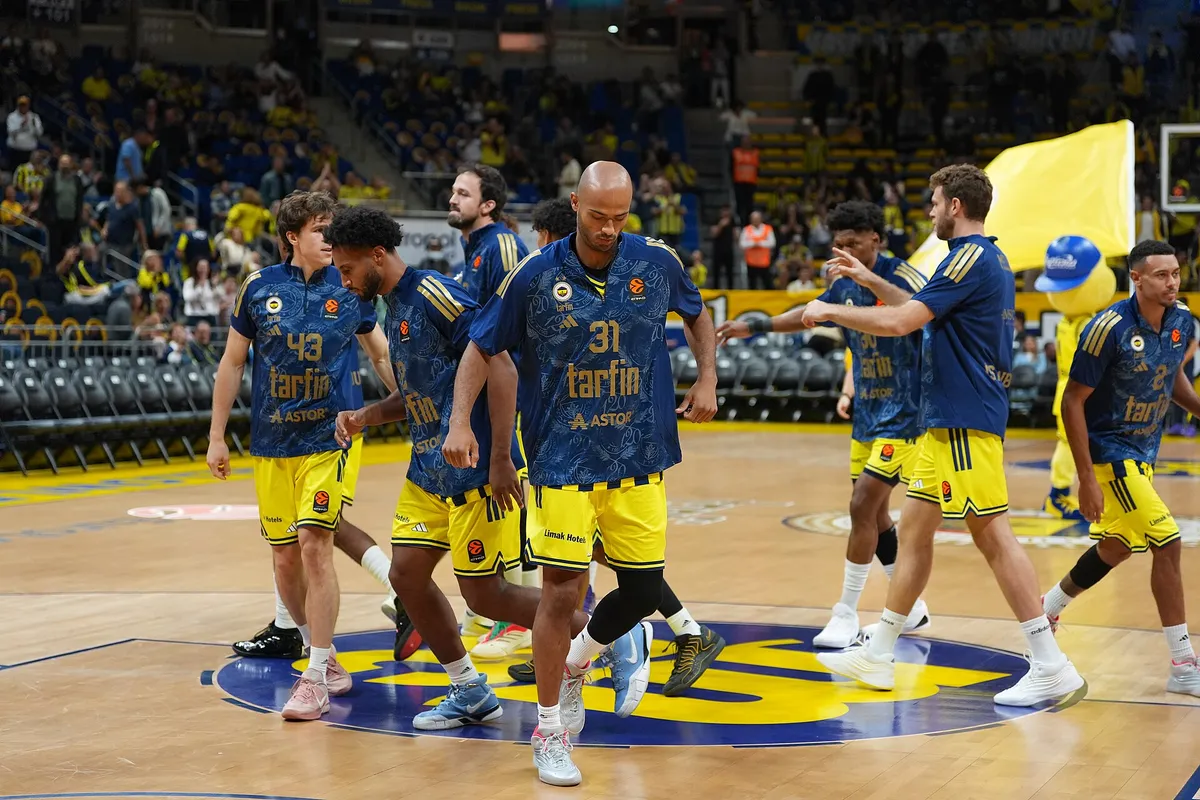 Fenerbahçe oyuncuları, Tarfin yazılı lacivert ısınma formalarıyla Ülker Spor Salonu'nun parkesinde sahaya çıkıyor