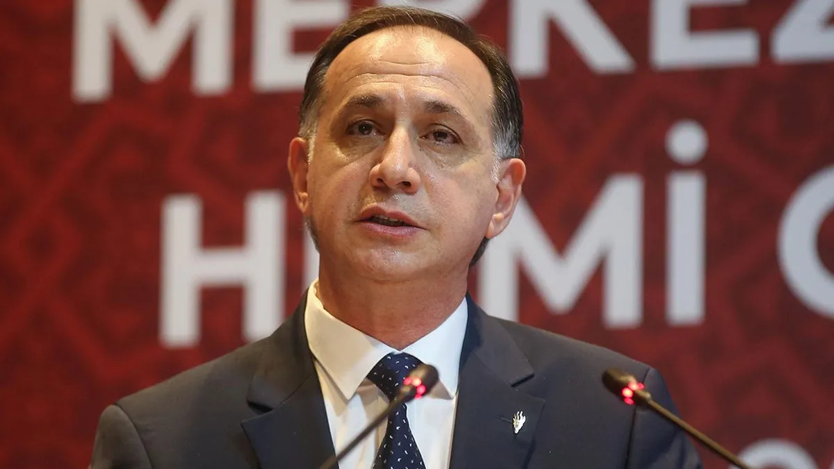 Ferhat Gündoğdu, kırmızı zeminli Merkez Hakem Kurulu panosunun önünde kürsüde mikrofona konuşurken
