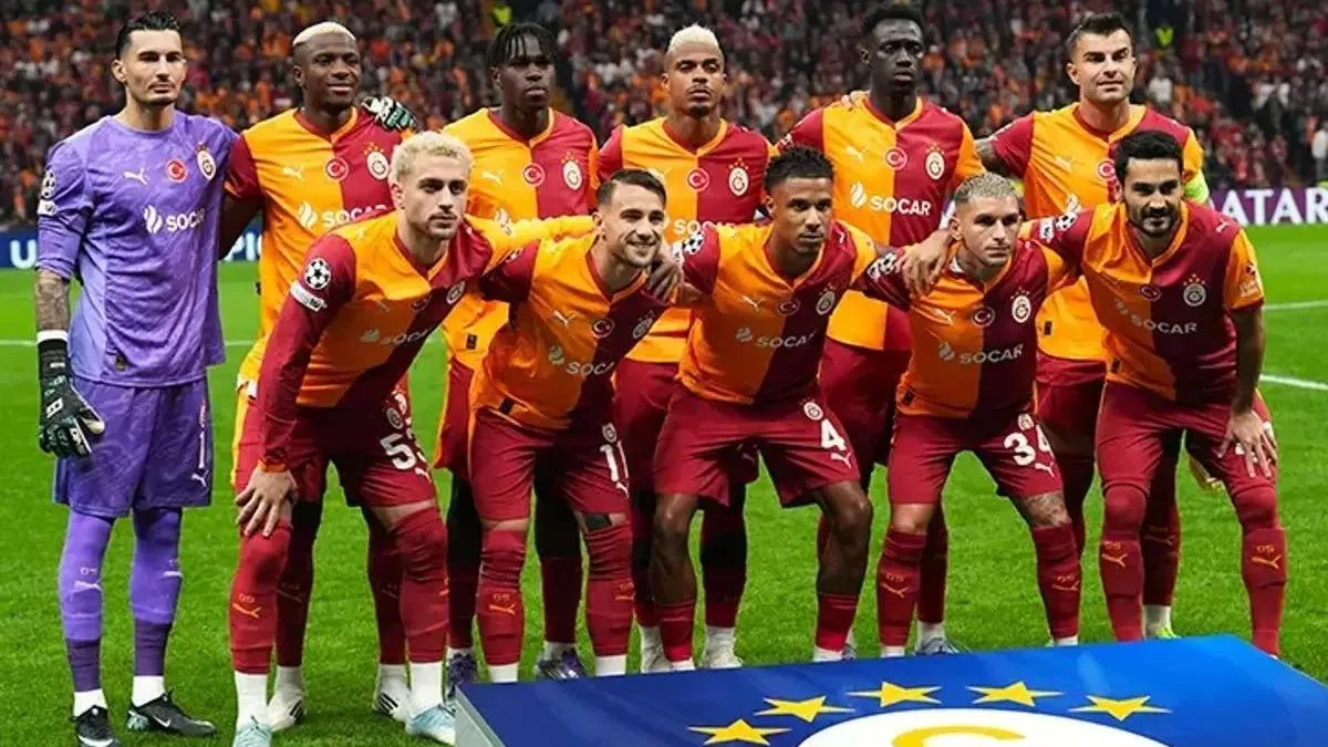 Galatasaraylı futbolcular Şampiyonlar Ligi maçı öncesi RAMS Park'ta takım fotoğrafı veriyor
