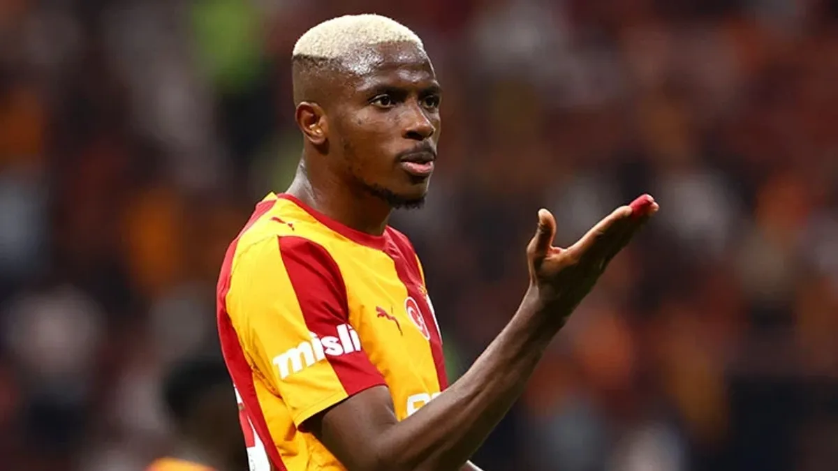 Galatasaray formalı Victor Osimhen, sahada elini kaldırarak bir şeyler anlatıyor