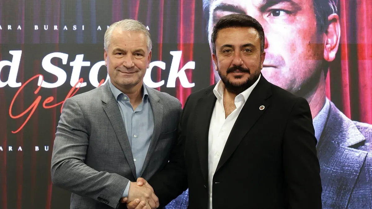 Bernd Storck ve Gençlerbirliği yöneticisi, imza sonrası el sıkışıyor